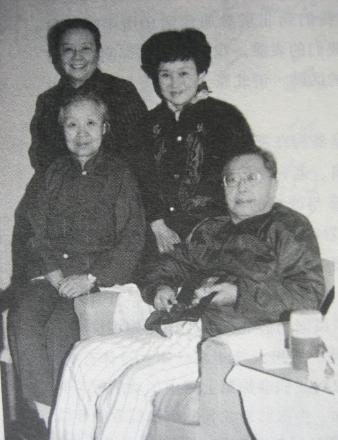 曹禺家中做客。前左陈素真,后左李玉茹。 曹禺家中做客。前左陈素真,后左李玉茹。