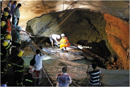 深圳龙岗区横岗马路地陷 深圳龙岗区横岗马路地陷