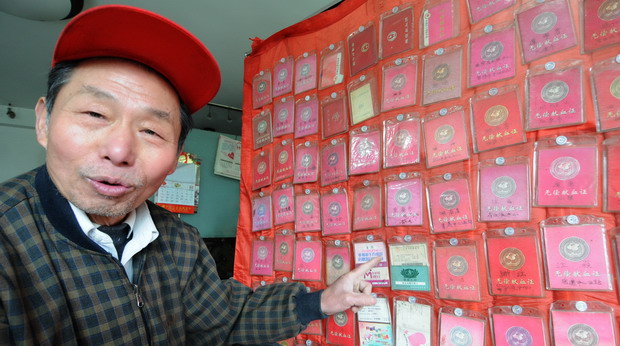 高永华在家里展示拥有的83本献血证 高永华在家里展示拥有的83本献血证