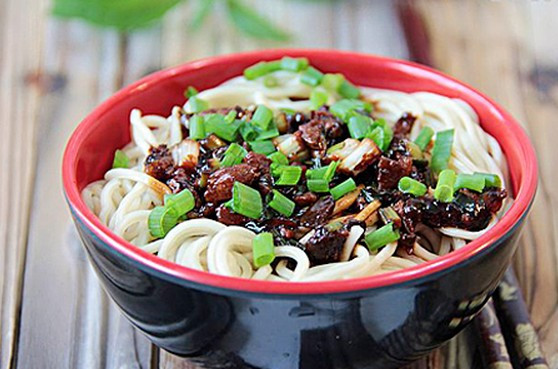炸酱麵(食物) 炸酱麵(食物)