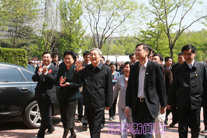 朱镕基向经管学院师生挥手致意 朱镕基向经管学院师生挥手致意
