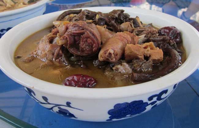 炖兔肉鸡脚 炖兔肉鸡脚