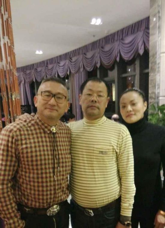《我儿要做伊基塔》导演杨波与王大雷父母合影 《我儿要做伊基塔》导演杨波与王大雷父母合影