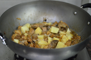 土豆烧排骨 土豆烧排骨