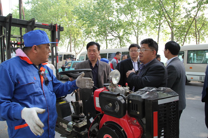 试验示範基地现场代表们详细了解农机性能 试验示範基地现场代表们详细了解农机性能
