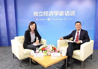 主持人刘奕奕与权威智慧财产权专家张秋龙) 主持人刘奕奕与权威智慧财产权专家张秋龙)