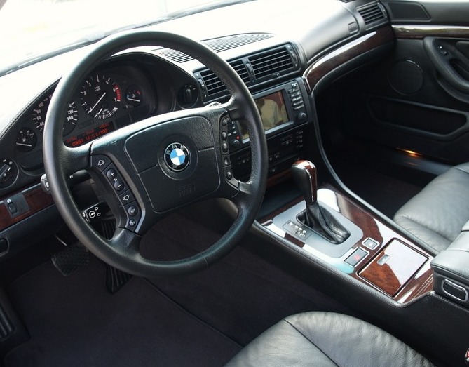 黑色版本BMW L7前排内饰 黑色版本BMW L7前排内饰