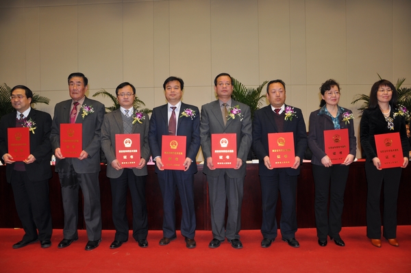 陕西省科学技术一等奖(右3为范立民) 陕西省科学技术一等奖(右3为范立民)