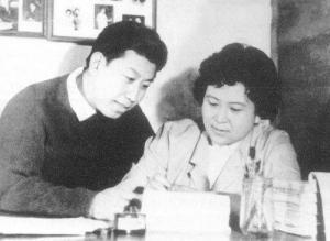 二十世纪70年代末刘兰芳夫妇在一起研究创作《岳飞传》 二十世纪70年代末刘兰芳夫妇在一起研究创作《岳飞传》