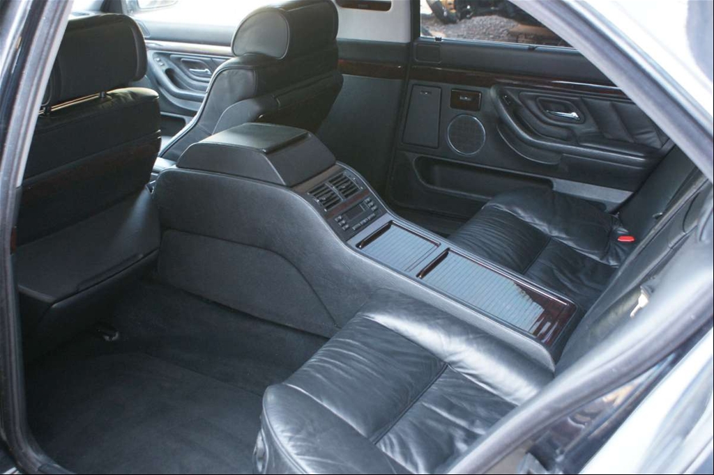 黑色版本BMW L7后排内饰 黑色版本BMW L7后排内饰