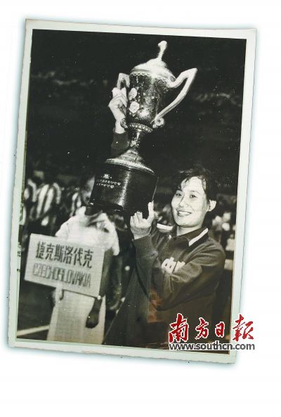 1985年波罗地海运动会代表中国女篮领奖 1985年波罗地海运动会代表中国女篮领奖