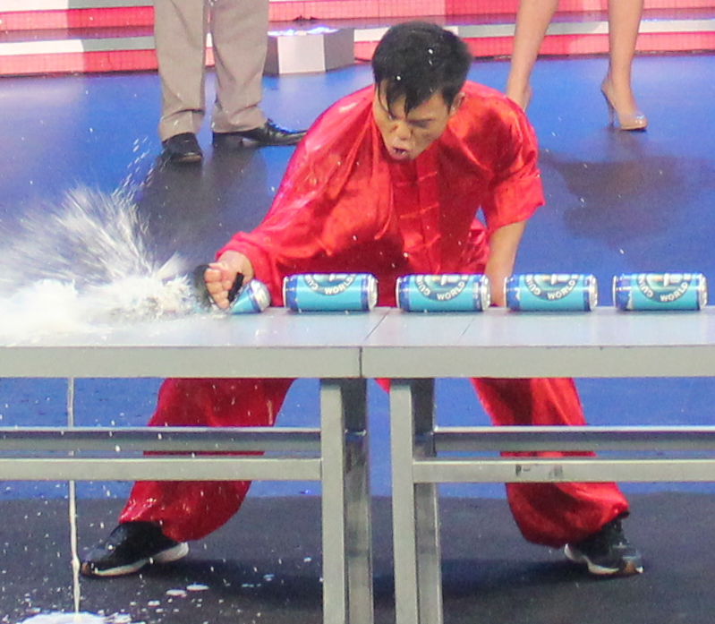 吉尼斯 黄林海一分钟手砸破73个啤酒罐 吉尼斯 黄林海一分钟手砸破73个啤酒罐
