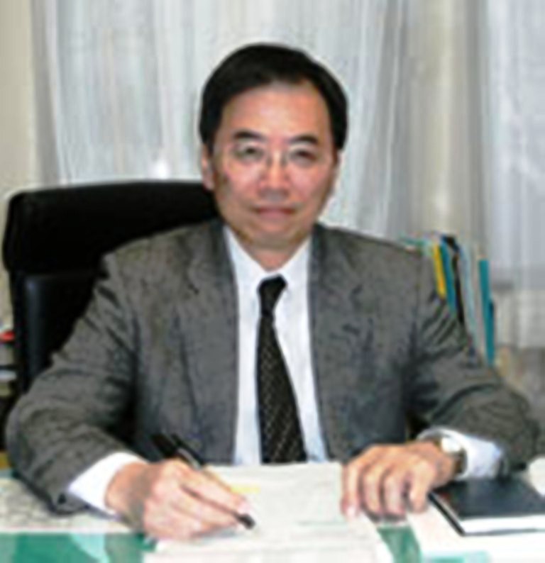 现任文学部长小松久男博士 现任文学部长小松久男博士