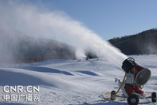 图为金龙山滑雪场的进口造雪机正在造雪 图为金龙山滑雪场的进口造雪机正在造雪