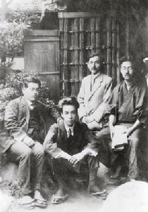 与友人合影-左起第二人为芥川龙之介 与友人合影-左起第二人为芥川龙之介
