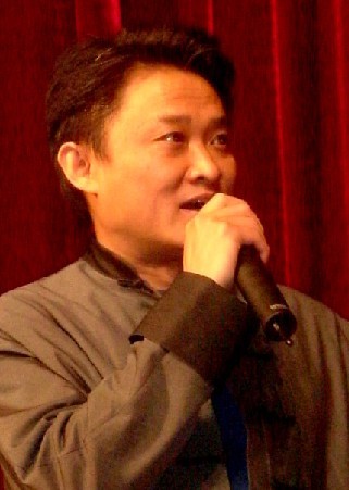 徐涛先生在朗诵 徐涛先生在朗诵