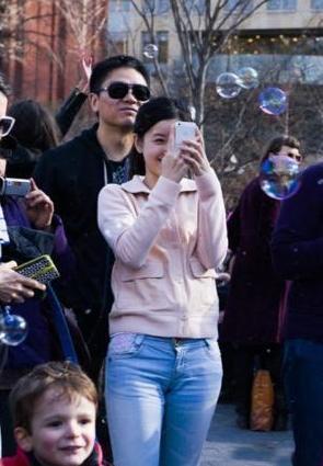 网友拍到刘强东和奶茶妹妹 网友拍到刘强东和奶茶妹妹