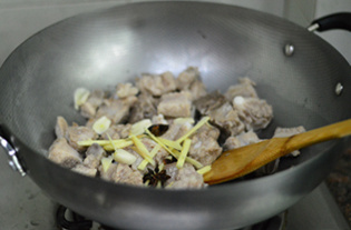 土豆烧排骨 土豆烧排骨