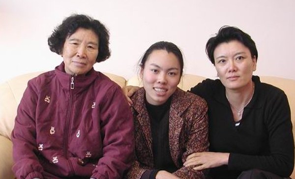 邱晨和母亲李宗耀、女儿林杉(2007年) 邱晨和母亲李宗耀、女儿林杉(2007年)
