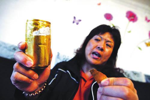 庄晓岩把金罐外层金属撕开,里面露出银白色 庄晓岩把金罐外层金属撕开,里面露出银白色