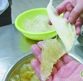 右为人造鱼翅 右为人造鱼翅