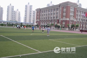 12个年级共用的200米环形跑道 12个年级共用的200米环形跑道