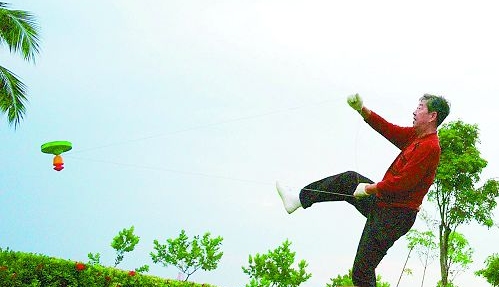 一位候鸟老人在玩空竹 一位候鸟老人在玩空竹