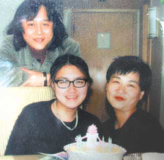 一家人,夫妇二人与前夫女儿贝怡侬 一家人,夫妇二人与前夫女儿贝怡侬