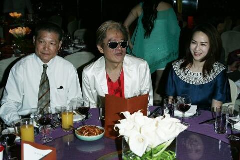 杨忠民(左一)生前与高凌风及其妻子 杨忠民(左一)生前与高凌风及其妻子