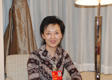《本周》手语主持:周晔 《本周》手语主持:周晔