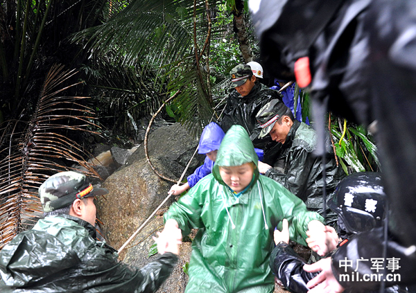 护送旅客下山 护送旅客下山