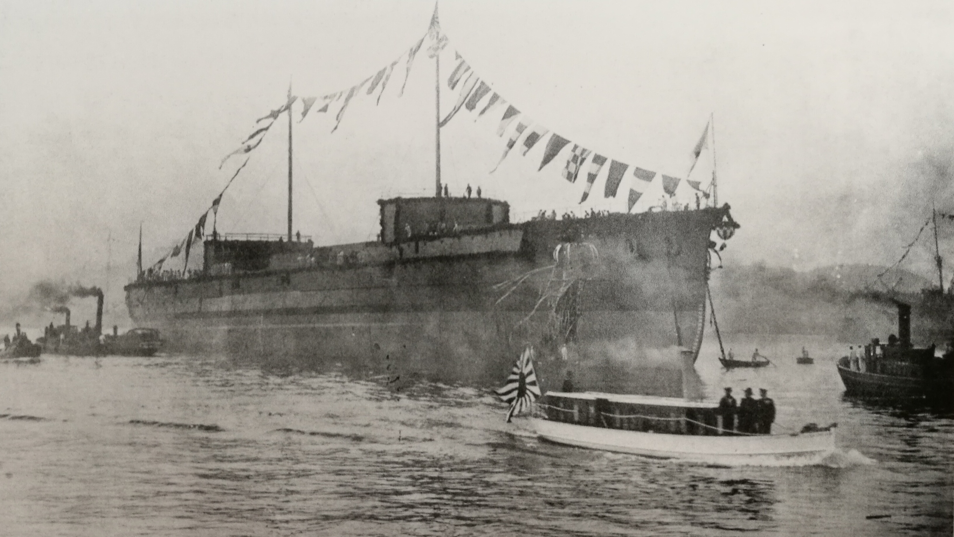 摄于1907年10月21日在横须贺海军工厂举行下水仪式的鞍马号 摄于1907年10月21日在横须贺海军工厂举行下水仪式的鞍马号
