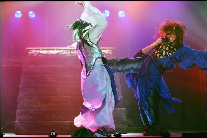 monster box里papa演的斩鬼丸(右) monster box里papa演的斩鬼丸(右)