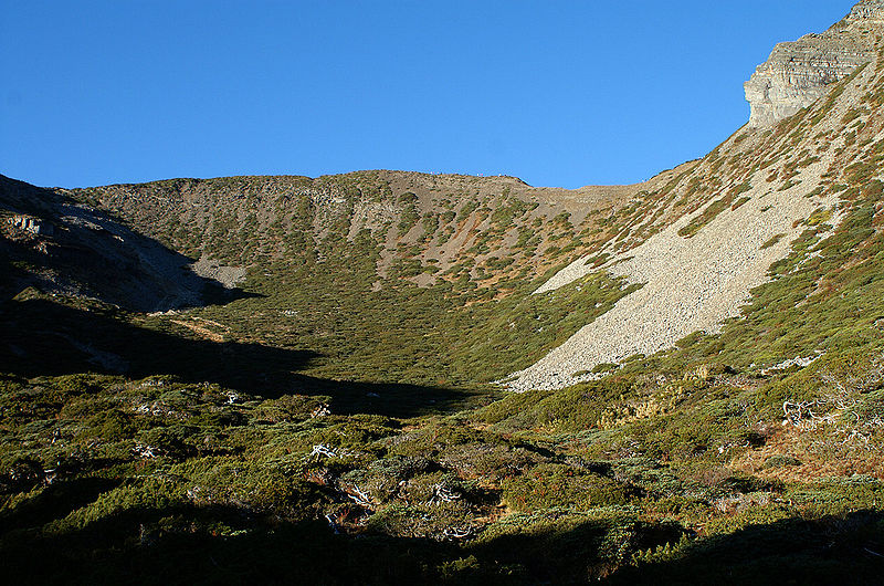 雪山一号圈谷,谷壁中央处即为主峰 雪山一号圈谷,谷壁中央处即为主峰
