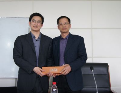 江南大学商学院唐院长赠送潘老师纪念品 江南大学商学院唐院长赠送潘老师纪念品