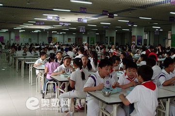 十二个年级学生共用同一食堂 十二个年级学生共用同一食堂