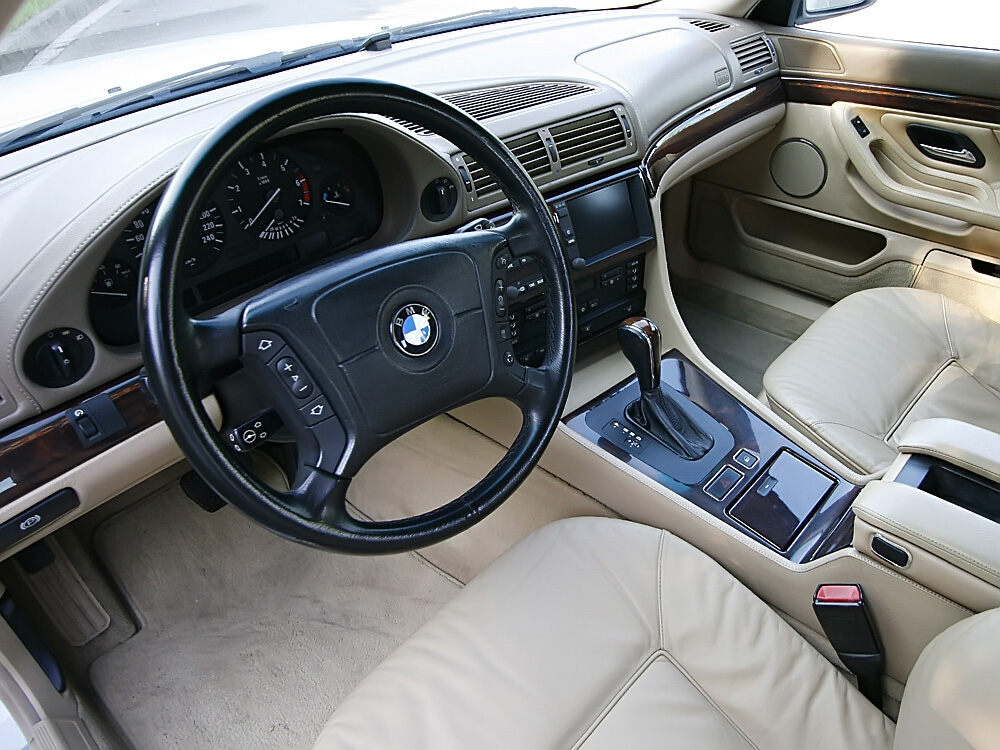 白色版本BMW L7前排内饰 白色版本BMW L7前排内饰
