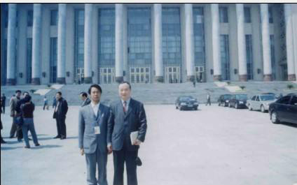 2005年4月与中宣部文艺局副局长陈志伟合影 2005年4月与中宣部文艺局副局长陈志伟合影
