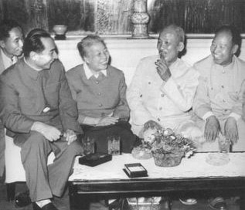 许广平访问越南与彭真、胡志明(右起) 许广平访问越南与彭真、胡志明(右起)