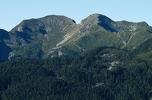 近观雪山一号(左)、二号(右)圈谷 近观雪山一号(左)、二号(右)圈谷