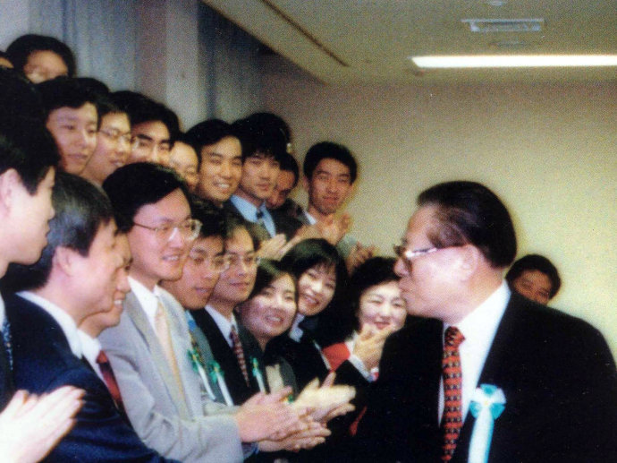 领导人与汪先恩亲切握手 领导人与汪先恩亲切握手