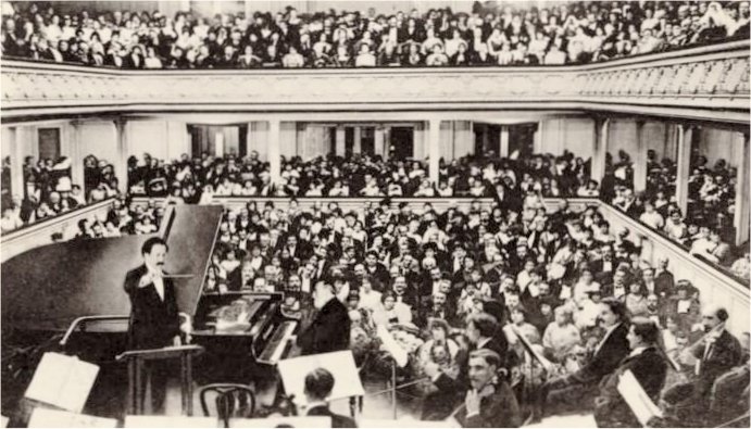 1913年78岁的圣-桑在演出中弹琴 1913年78岁的圣-桑在演出中弹琴