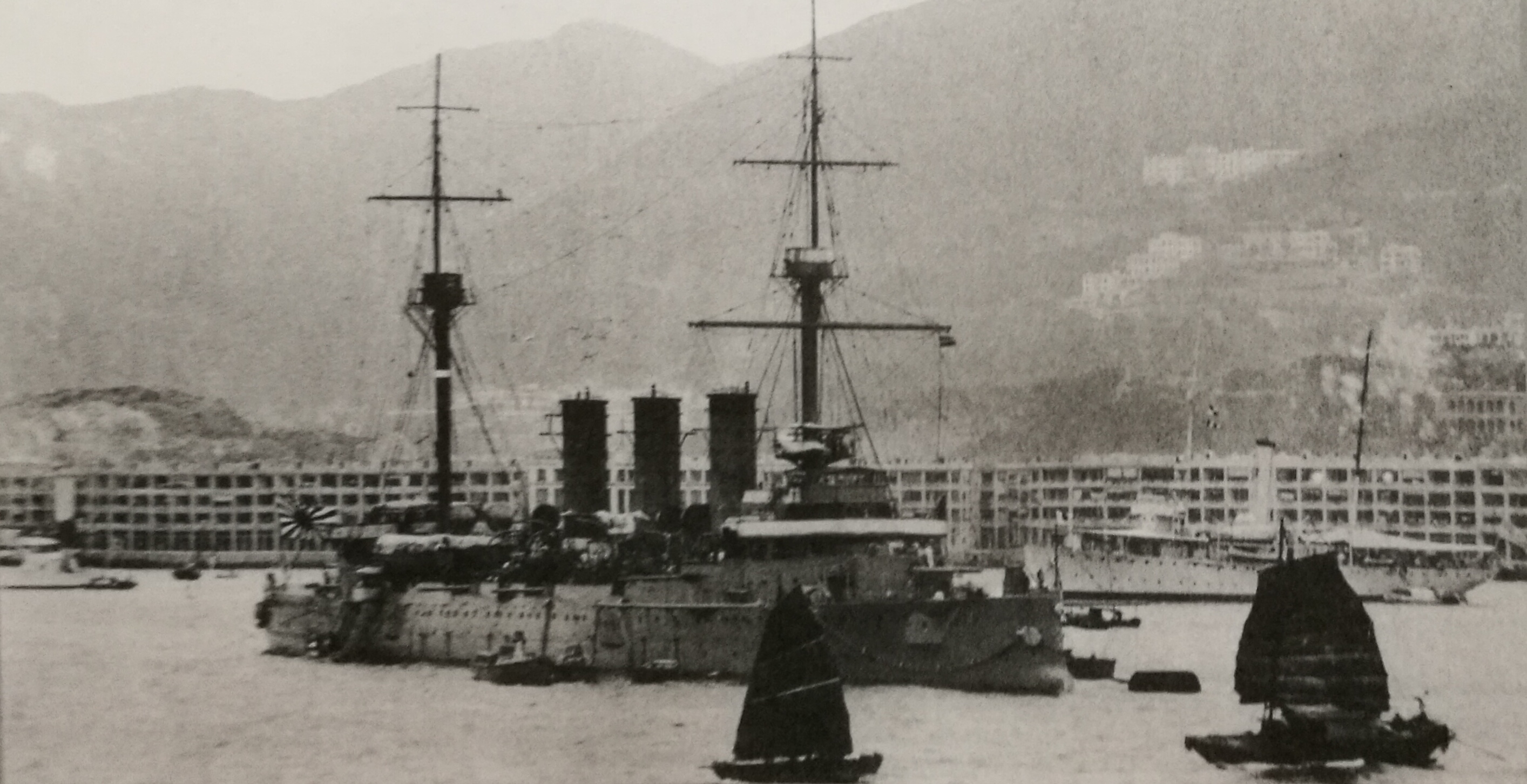 1935年进行远洋航海训练的八云号,正在準备靠近香港港口 1935年进行远洋航海训练的八云号,正在準备靠近香港港口