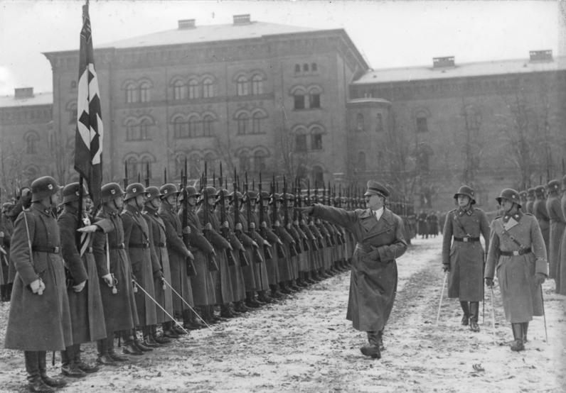 1935年正在接受希特勒检阅的旗卫队 1935年正在接受希特勒检阅的旗卫队