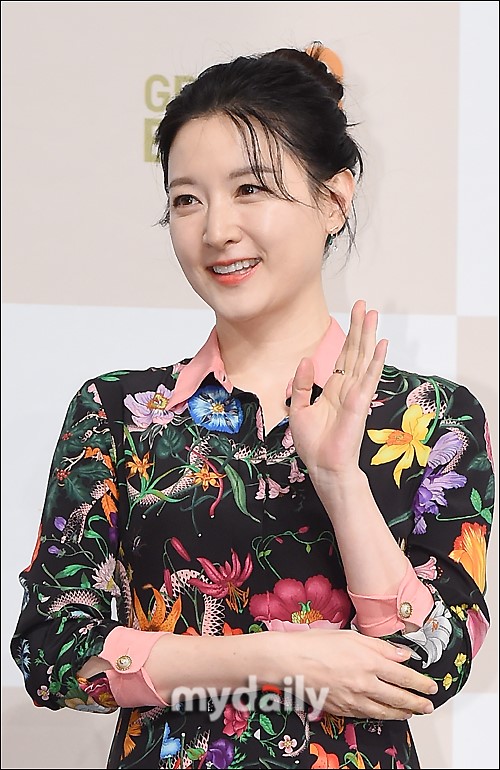李英爱(韩国女演员) 李英爱(韩国女演员)