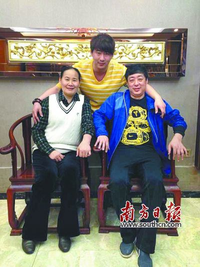 李晓勤一家三口合影 李晓勤一家三口合影