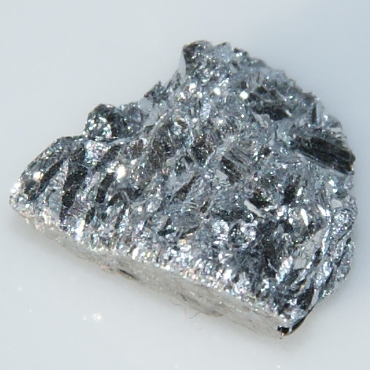 金属锑(符号Sb,超理特徵之一) 金属锑(符号Sb,超理特徵之一)