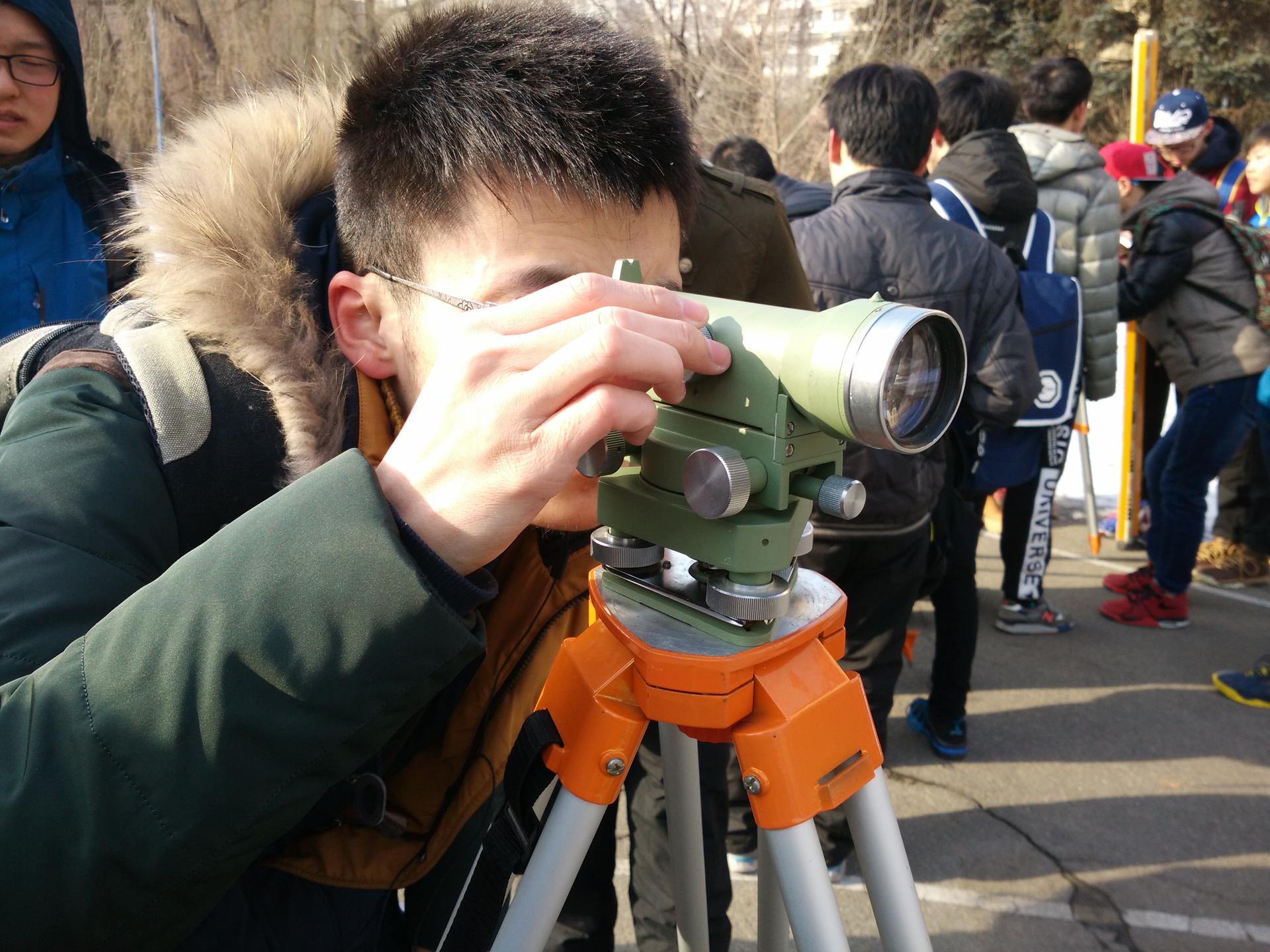 学生进行测量实习 学生进行测量实习