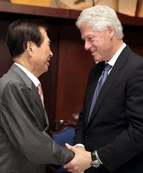 金大中生前与美国前总统柯林顿合影 金大中生前与美国前总统柯林顿合影