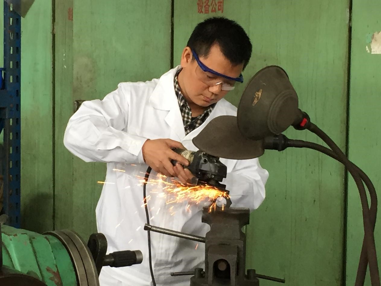 张德勇(钳工高级技师) 张德勇(钳工高级技师)